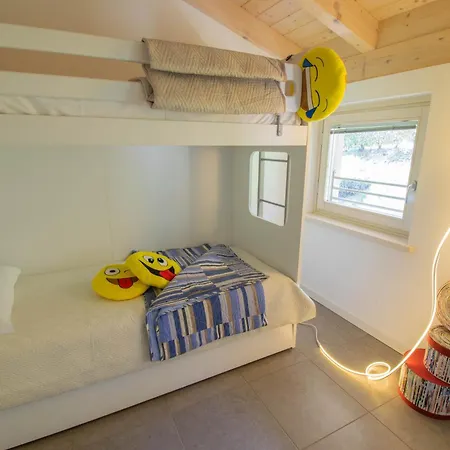 Enjoyiseolake - Terrazza A - Modern Two-storey Flat With Pool And Terrace